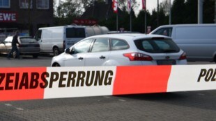 Gegen 23 Uhr intensivierte die Polizei ihre Maßnahmen und setzte Spezialkräfte ein.