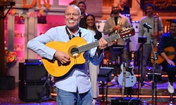 Stefan Raab blödelt und singt in seiner neuen Sendung, wie man es von ihm kennt.  
