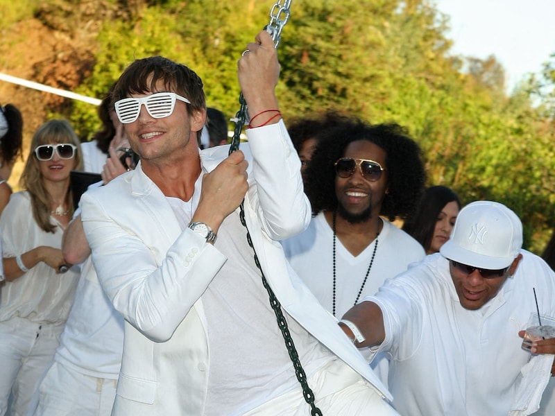 Ashton Kutcher ausgelassen feiernd auf einer der „White Partys“ von . Diddy im Jahr 2009. (Bild: APA Pool/Jason Merritt / GETTY IMAGES NORTH AMERICA / AFP)