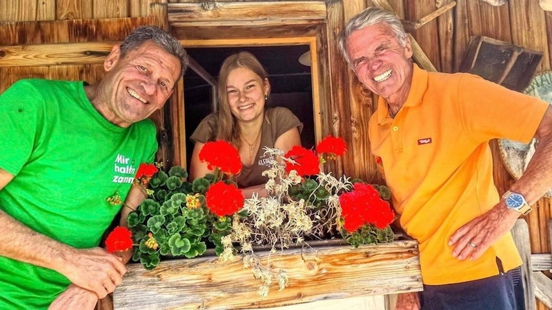 Franz Posch and mountaineering legend Peter Habeler knock on Diana Schwarzenegger's door. (Bild: Silberberger Toni)