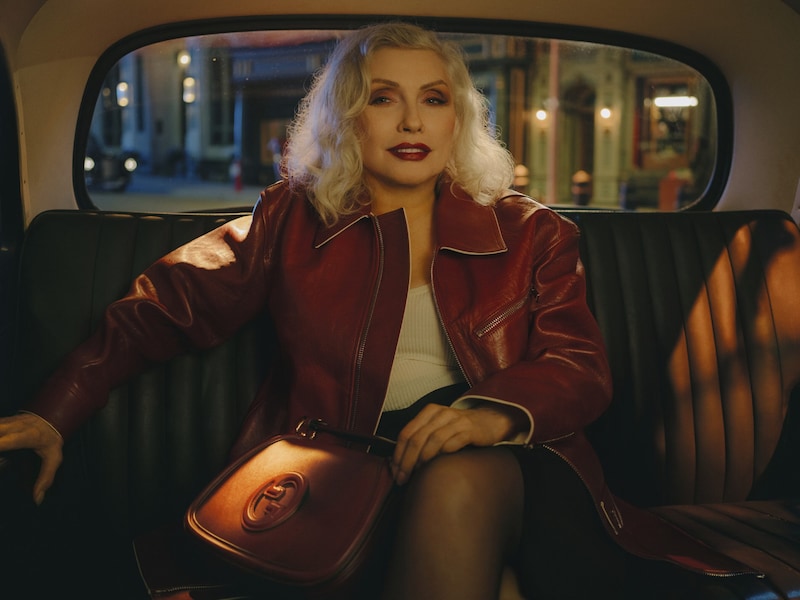 Debbie Harry presents the iconic Gucci Blondie Bag. (Bild: Gucci/Nan Goldin)