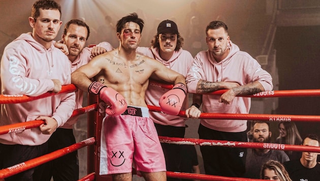 Singer Alexander Eder with his band in the boxing ring. (Bild: Daniel Schalhas - www.inshot.at)