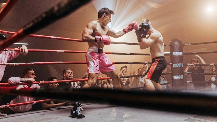 Fitness-Influencer Lukas Stapper mimt den Boxgegner.