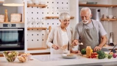 Durch basische Ernährung dem Risiko für Übersäuerung entgegenwirken. (Bild: stock.adobe.com/Zivica Kerkez Photography)