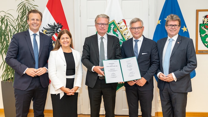 Vertragsunterzeichnung in der Grazer Burg: von links Karlheinz Kornhäusl, Doris Kampus, ...