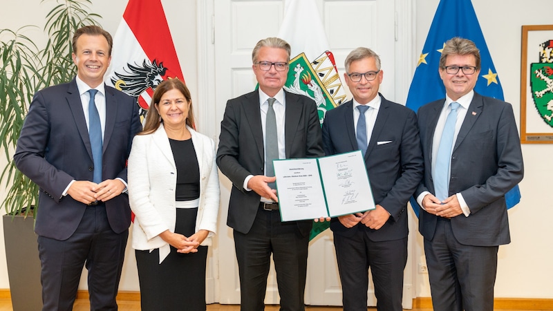 Vertragsunterzeichnung in der Grazer Burg: von links Karlheinz Kornhäusl, Doris Kampus, Christopher Drexler, Magnus Brunner und Martin Polaschek. (Bild: LandSteiermark/Binder)