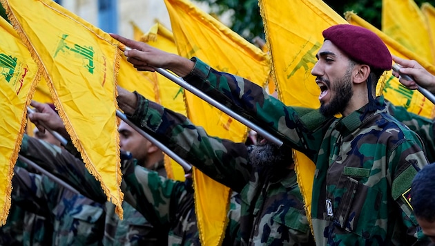 Members of Hezbollah at a memorial service for fallen comrades (Bild: APA/AP)