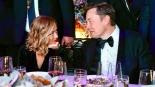 Musk und Meloni beim Dinner: Diese Blicke.... (Bild: EPA)