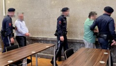 Zwei der Angeklagten: Der Rumäne im grünen T-Shirt wurde bei der Flucht angeschossen.