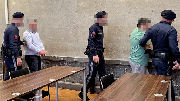 Two of the defendants: The Romanian in the green T-shirt was shot during the escape. (Bild: Sophie Pratschner, Krone KREATIV)