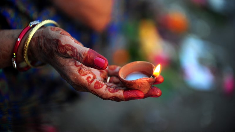 Eine Frau bei einem Ritual des Jitiya-Fests  (Bild: APA/Sanjay Kanojia AFP)