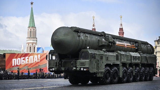 A nuclear missile launcher rolls across Red Square in Moscow. (Bild: AFP/Alexander NEMENOV)