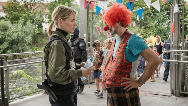 Bea Brocks als Annette Rath und Michael Ostrowski als Armin Trost in „Trost und Rath – Tanz mit dem Teufel“. (Bild: Servus TV / Ricardo Gstrein)