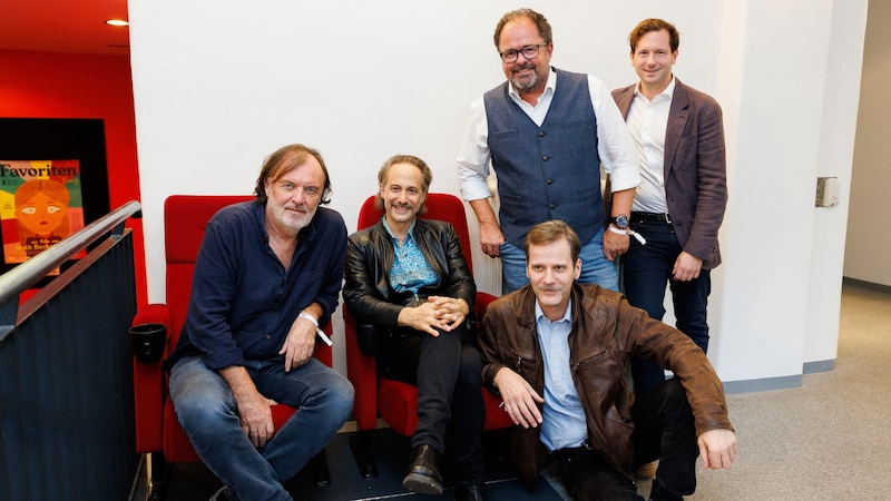 Regisseur Nikolaus Leytner, Hauptdarsteller Michael Ostrowski, Autor Robert Preis, Produzent Jakob Pochlatko und Schauspieler Dominik Warta. (Bild: ServusTV / Florian Wieser)