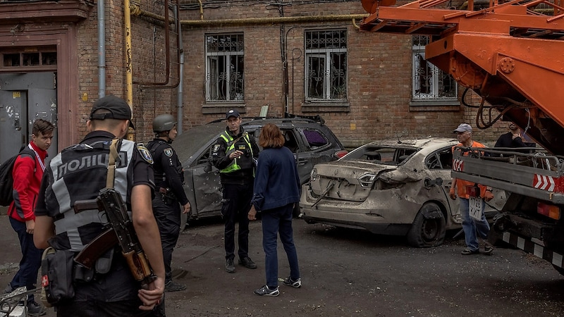 Ausgebrannte Autos nach einem Drohnenangriff in Kiew (Bild: APA/AFP/Roman PILIPEY)