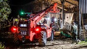 Mit dem Teleskoplader zogen Florianis aus Moosbach und Mauerkirchen das Pferd aus der ...