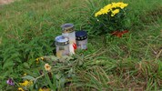 An der Unfallstelle stehen Kerzen und Blumen, die an den tragischen Tod von Tobias erinnern.