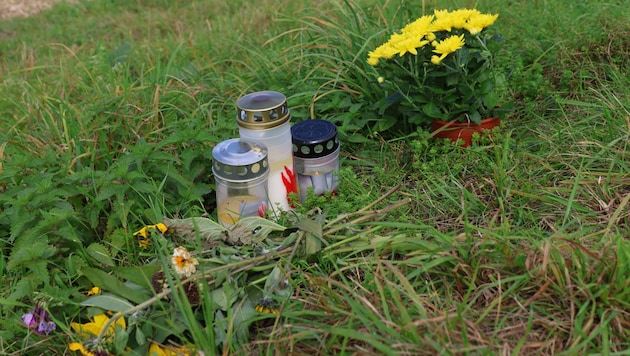 An der Unfallstelle stehen Kerzen und Blumen, die an den tragischen Tod von Tobias erinnern. (Bild: laumat)