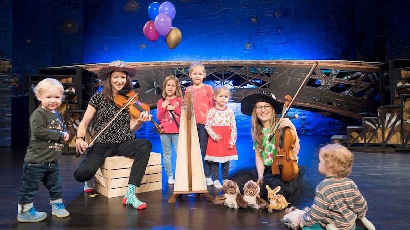 Join-in theater with Fanny the witch and with Irene Narnhofer (violin, melodica and voice) and Sigrid Horn (piano, ukulele and voice). (Bild: lukas beck)