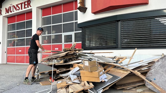 Der Münsterer Feuerwehrkommandant Marco Ludl beim Aufräumen nach dem Brand. (Bild: ZOOM.TIROL)