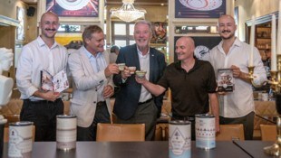 Dominik Zusag, Reinhold Schärf, Klaus Schneeberger, Ronald Schärf und Patrik Zusag präsentieren ...