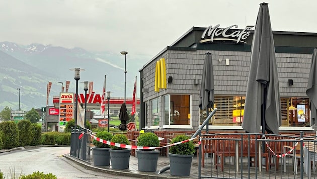 Die nach dem Unfall abgesperrte Terrasse des McDonald’s in Schlitters im Zillertal. (Bild: zoom.tirol)