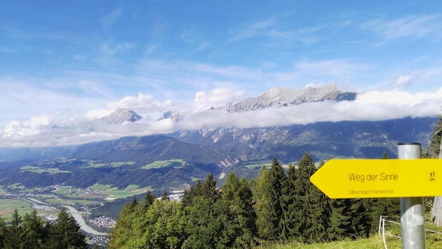 Im ersten Abschnitt wandern wir durch Wiesen, blicken auf das Inntal und zu den Karwendelbergen. (Bild: Peter Freiberger)