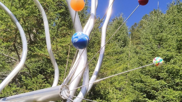 Auch farbenfrohe Kunstwerke kann man entlang der Route bestaunen.