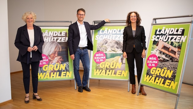 State Minister for Social Affairs Katharina Wiesflecker and the Greens' dual leadership Daniel Zadra and Eva Hammerer at the presentation of the campaign for the upcoming state election. (Bild: Grüne Vorarlberg)