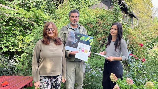 Fledermausexperte Oliver Gebhardt und Künstlerin Anita Fuchs (re.) im Garten von Karin Petrowitsch, nahe dem Schloss Eggenberg. (Bild: Baumgartner)