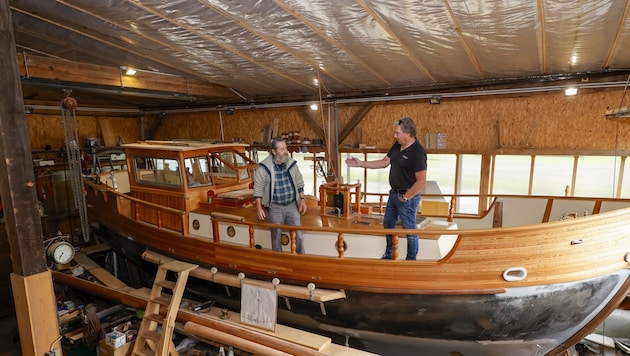 Schiffsbau-Primus Manfred Schöchl (li.), ehemaliger Geschäftsführer der Sunbeam-Yachten, begutachtet mit Arnold Panholzer das selbst gebaute Segelboot inkl. Skizze. (Bild: Tschepp Markus)