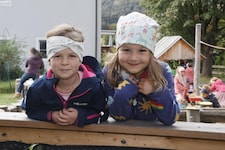 Neomi und Mathea sind gerne im Kindergarten – wie fast 80 weitere Unter-Sechsjährige. (Bild: Tschepp Markus)