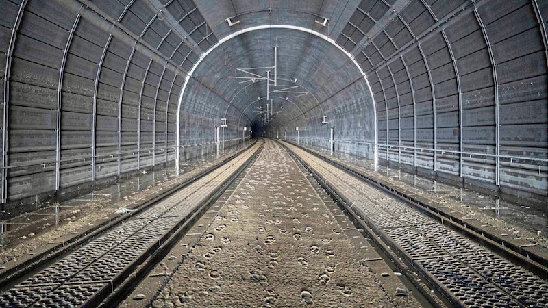 The damage in the tunnel of the new western line is more serious than expected. The electrics installed in the railroad tunnels are a particular cause for concern. The old line was reactivated. (Bild: ÖBB/Wegscheider)