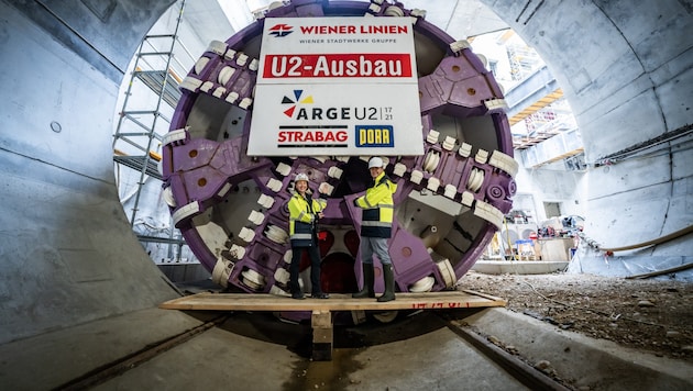 Public Transport City Councillor Peter Hanke (SPÖ) with Wiener Linien Managing Director Gudrun Senk in front of the mega-machine. (Bild: Tobias Holzer)