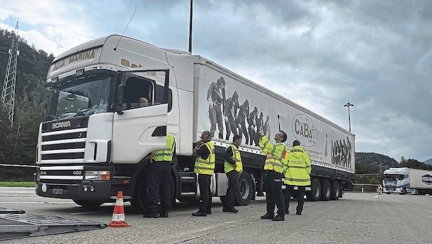 Insgesamt zehn Schwertransporten wurden die Kennzeichen abgenommen.  (Bild: Klaus Loibnegger)