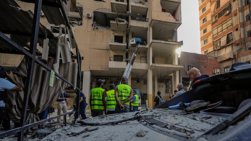 Einsatzkräfte nach dem Angriff im Libanon (Bild: AP/Hassan Ammar)