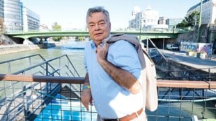 Vizekanzler Werner Kogler auf dem Badeschiff im Gespräch mit der „Krone“ – nur Stunden nach dem Interview setzte Starkregen ein und der Donaukanal führte Hochwasser. (Bild: Holl Reinhard)