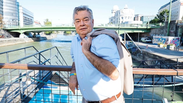 Vizekanzler Werner Kogler auf dem Badeschiff im Gespräch mit der „Krone“ – nur Stunden nach dem Interview setzte Starkregen ein und der Donaukanal führte Hochwasser. (Bild: Holl Reinhard)