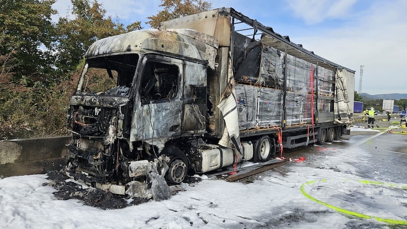 Der ausgebrannte LKW in der Pannenbucht. (Bild: Feuerwehren Seiersberg und Unterpremstätten)