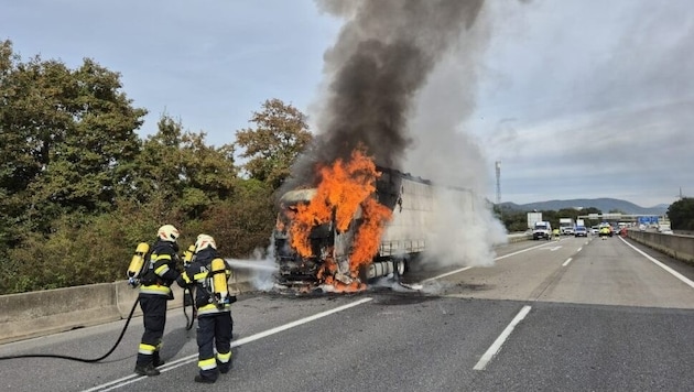 Three fire departments were called out to deal with the fire. (Bild: Feuerwehren Seiersberg und Unterpremstätten)