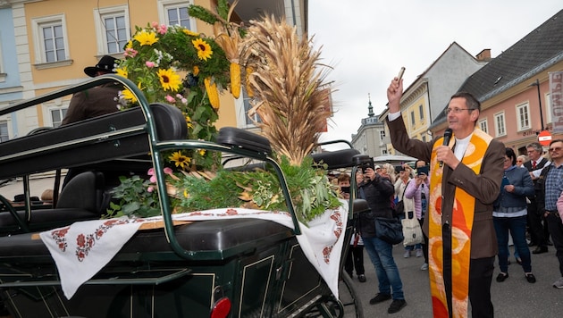 Cathedral priest Peter Allmaier blesses the harvest crown Thomas Hude Klagenfurt Marketing (Bild: Thomas Hude Klagenfurt Marketing)