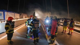 Die Helfer im Übungseinsatz auf der neuen Linzer Donaubrücke und im Tunnel.