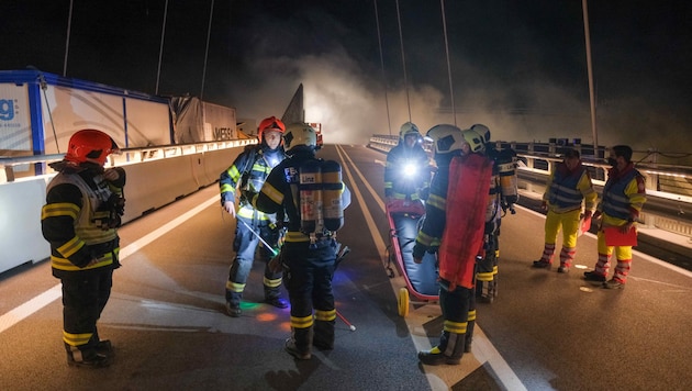 The helpers during the exercise on the new Linz Danube bridge and in the tunnel. (Bild: Einöder Horst/Horst Einöder/Flashpictures)