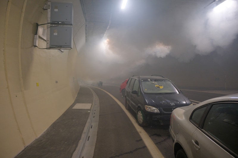 Smoke in the tunnel - the extraction system was also tested (Bild: Einöder Horst/Horst Einöder/Flashpictures)