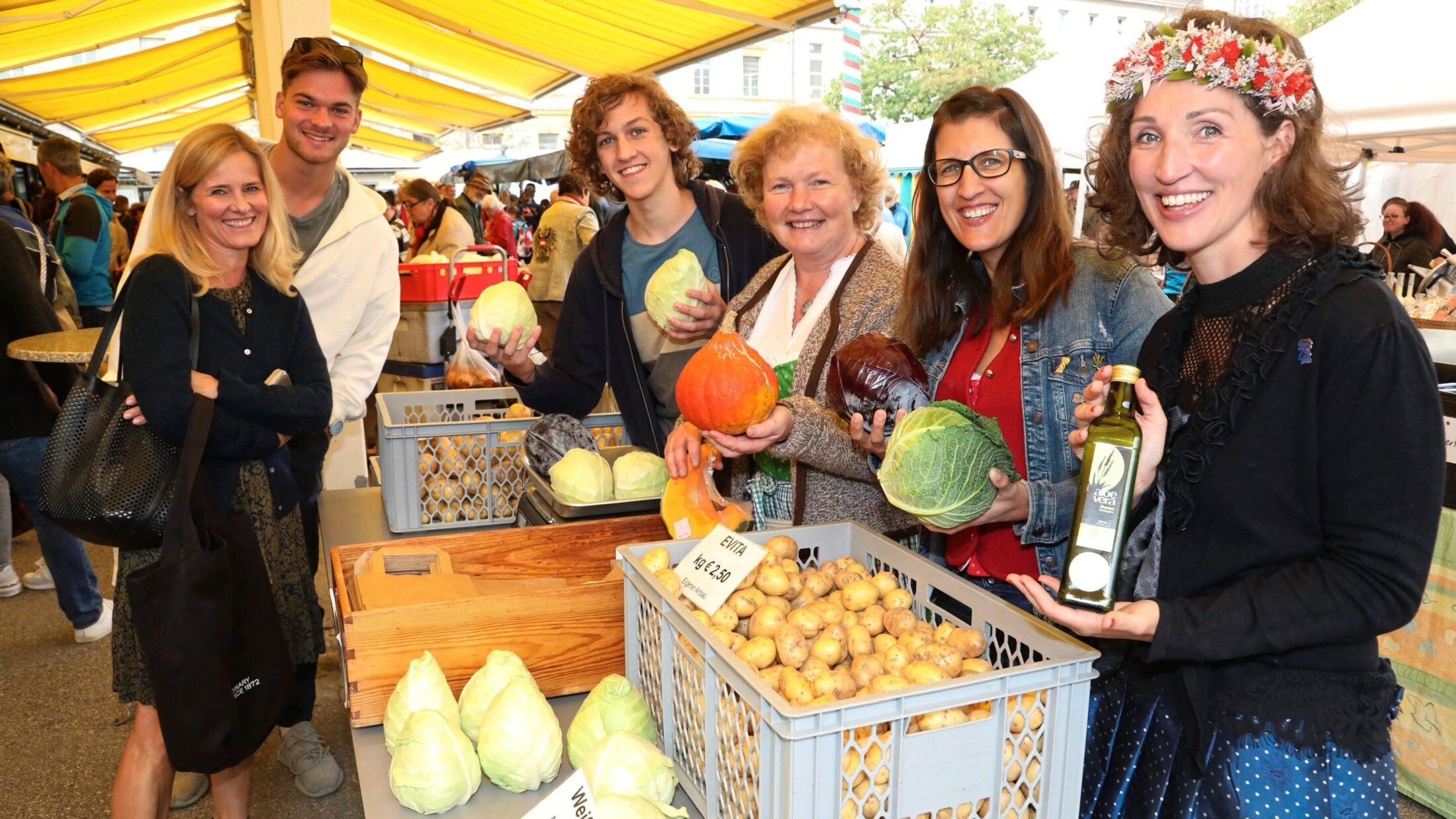 Frisches, Rohes, Veredeltes: Genießer sind am Klagenfurter Benediktinermarkt richtig. Am Samstag, 5. Oktober, wird inmitten der reich bestückten Standln Erntedank gefeiert. (Bild: Rojsek-Wiedergut Uta)