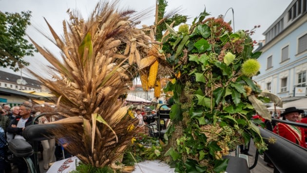 Aus verschiedenen Getreidesorten, aus Immergrün, Moos, Mais und mehr wurde im Vorjahr, zum Jubiläum 75 Jahre Benediktinermarkt eine Erntekrone gebunden. (Bild: Klagenfurter Märkte, Thomas Hude)