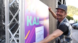 Dominik Tamegger traf am Donnerstagnachmittag noch letzte Vorbereitungen an der Hauptbühne am Kajetanerplatz. Heute Nachmittag wird das Stadtfest offiziell eröffnet. (Bild: Tröster Andreas)