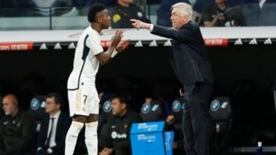 Carlo Ancelotti und Real-Star Vinicius (Bild: AFP/APA/OSCAR DEL POZO)