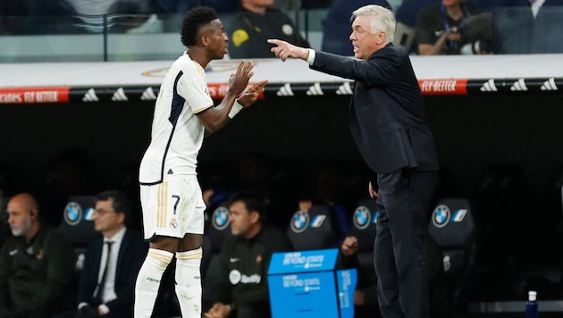 Vinicius Junior (l.) und Carlo Ancelotti (Bild: AFP/APA/OSCAR DEL POZO)