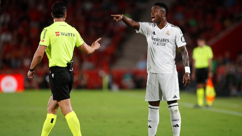 Discussing: Vinicius Junior has already picked up a yellow card or two with his protests. (Bild: AFP/APA/JAIME REINA)